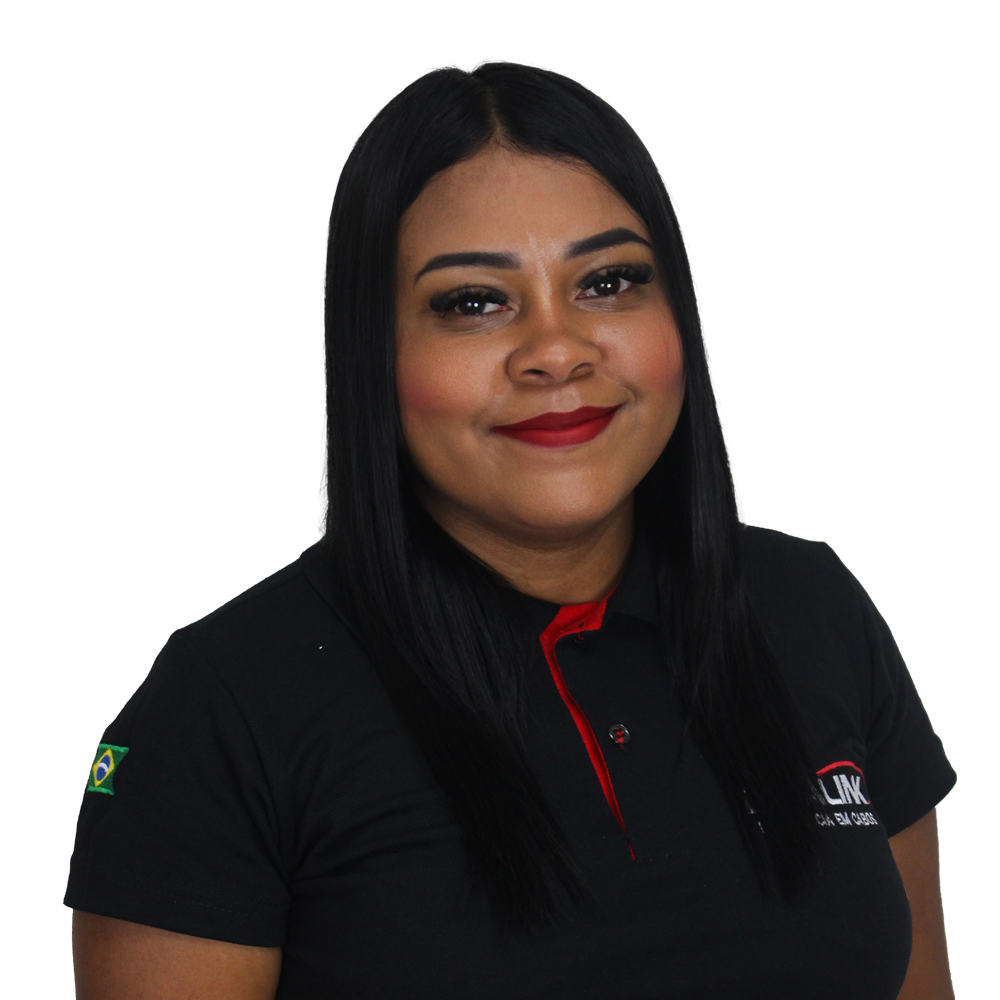 Esta imagem mostra nossa vendendora Aline Florêncio vestindo uma camisa polo preta e vermelha com o logotipo “Datalink, Tecnologia em cabos”, em um fundo branco.