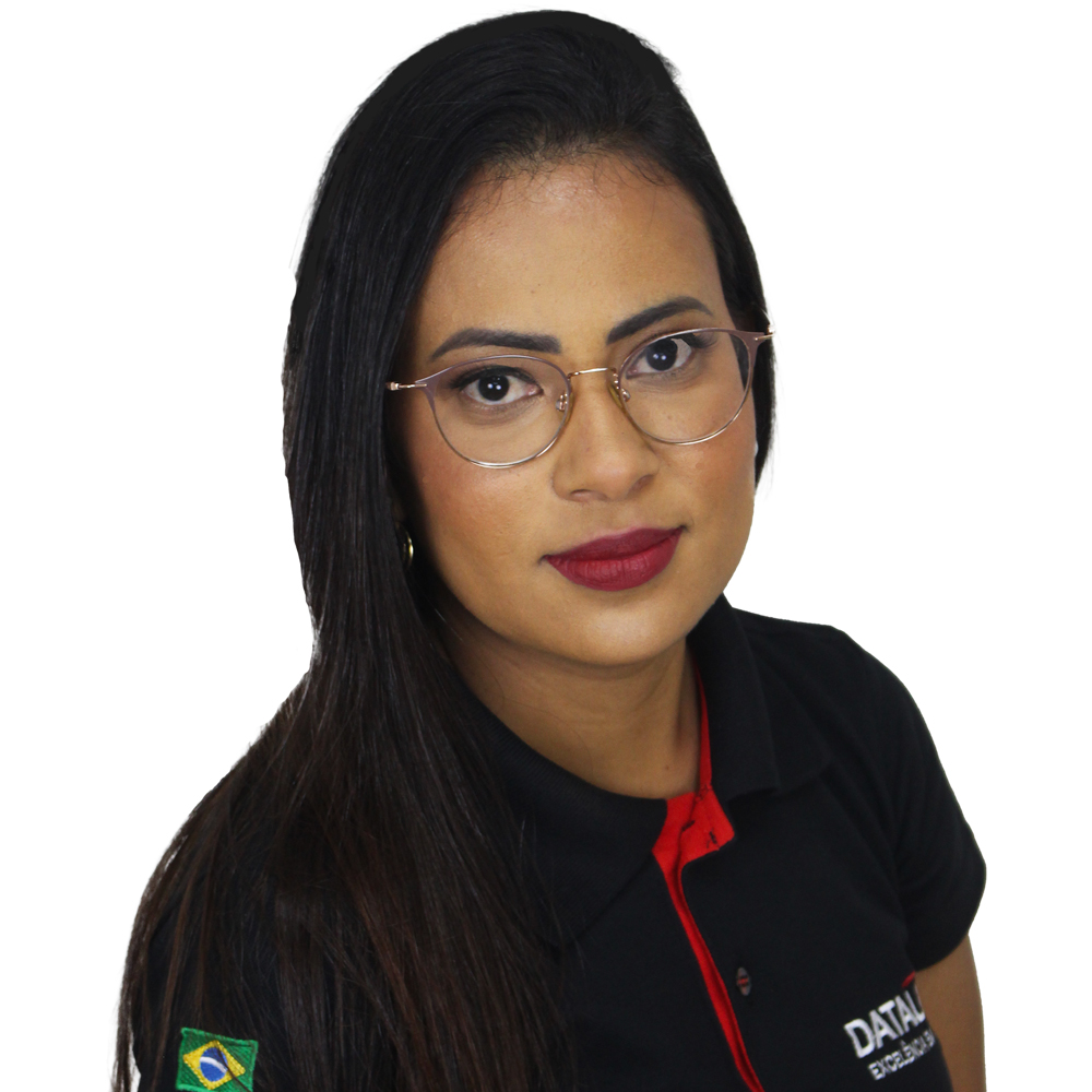 Esta imagem mostra nossa vendendora Cindy dos Santos vestindo uma camisa polo preta e vermelha com o logotipo “Datalink, Tecnologia em cabos”, em um fundo branco.