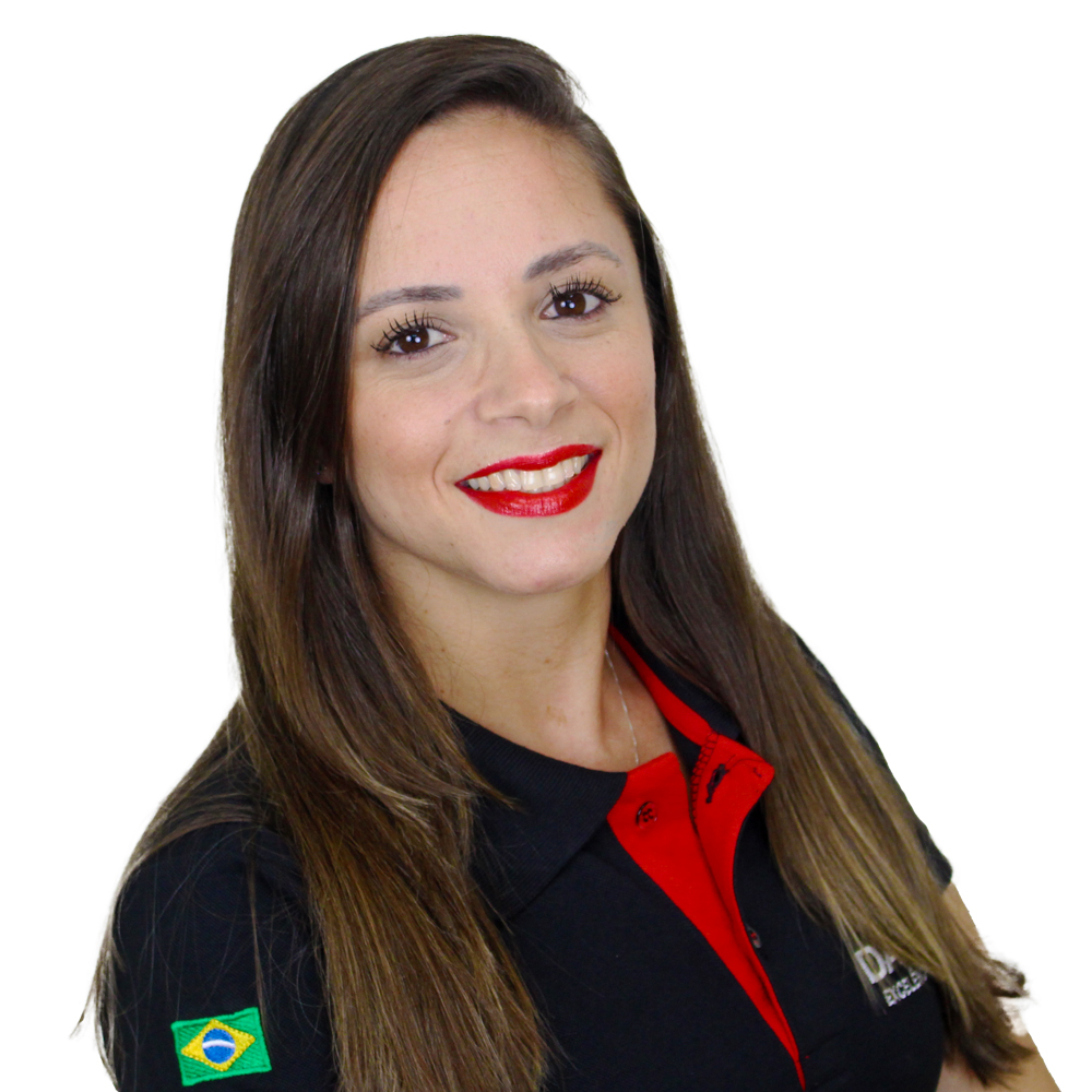 Esta imagem mostra nossa vendendora Elizangela das Neves vestindo uma camisa polo preta e vermelha com o logotipo “Datalink, Tecnologia em cabos”, em um fundo branco.