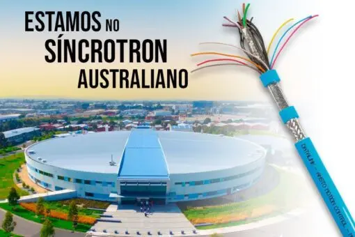 Sincrotron Australiano, um grande edifício circular azul e branco, com destaque para um cabo personalizado para o sincrotron.