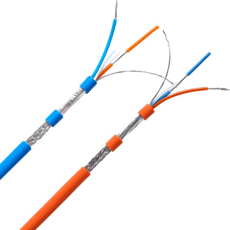 Dois cabos elétricos com isolamento verde, cortados para expor a blindagem prateada e os fios internos coloridos. Os fios dentro de cada cabo são laranja e azul.