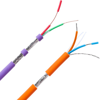 A imagem exibe dois cabos elétricos, um com cobertura roxo e outro laranja, ambos com fios internos coloridos e blindagem metálica para proteção contra interferências.