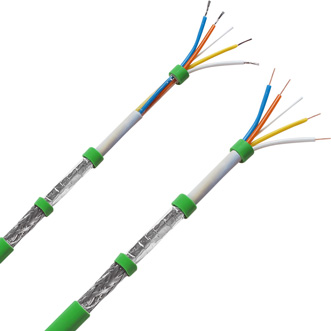  cabos elétricos com isolamento verde, cortados para expor a blindagem prateada e os fios internos coloridos. Os fios dentro de cada cabo são laranja, azul, amarelo e marrom, com fios adicionais menores