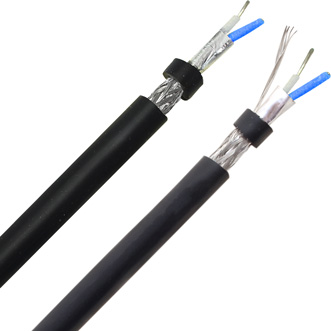 Dois cabos pretos, eles possuem um revestimento externo preto, uma camada de blindagem de trança em cobre estanhado e isolamento metálico. Internamente, dois fios condutores, um azul e um branco em cada cabo.