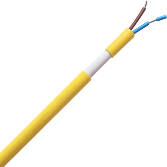 Cabo elétrico amarelo com a extremidade descascada, expondo três fios internos de cores azul, marrom e uma cor clara, provavelmente cinza ou branco, contra um fundo branco.