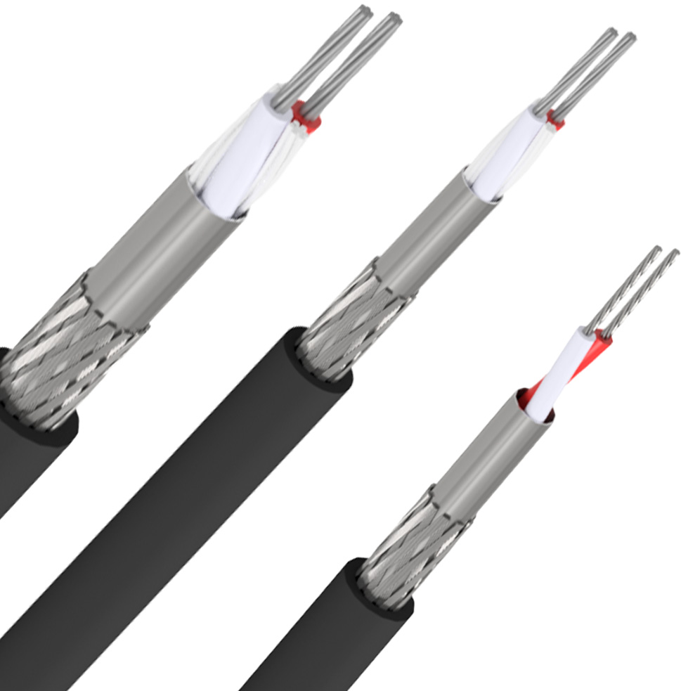 Microfone Variedade de cabos para microfone com características distintas, incluindo blindagem trançada e fios internos coloridos, sobre um fundo branco.