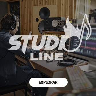 Cabos para instrumentos musicais linha Studio - Sonorização Profissional de áudio trabalhando em um estúdio de música, com fones de ouvido e sentado em frente a uma mesa de mixagem repleta de controles, sob o texto ‘STUDIO LINE’ e ao lado de uma nota musical estilizada, convidando a explorar a arte da produção musical. Cabo de áudio DATALINK da linha STUDIO LINE, embalado com destaque para ‘3M’ e ‘7 ANOS DE GARANTIA’, promovendo a excelência e confiabilidade para profissionais do áudio.