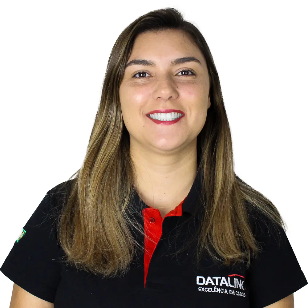 Dayane.jpg Esta imagem mostra nossa vendendora Jaíne Ferreira vestindo uma camisa polo preta e vermelha com o logotipo “Datalink, Tecnologia em cabos”, em um fundo branco.