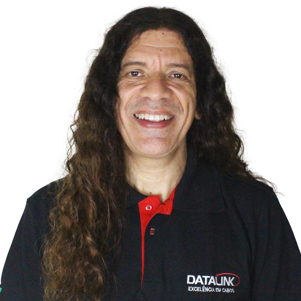 Mauriciofernandes Esta imagem mostra nossa vendendora Jaíne Ferreira vestindo uma camisa polo preta e vermelha com o logotipo “Datalink, Tecnologia em cabos”, em um fundo branco.