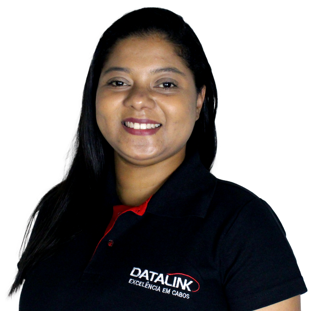 Vanessa01 Esta imagem mostra nossa vendendora Karen do Anjos vestindo uma camisa polo preta e vermelha com o logotipo “Datalink, Tecnologia em cabos”, em um fundo branco.