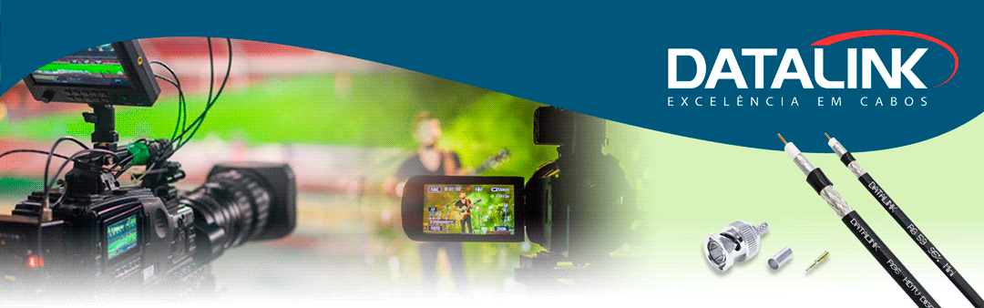 Broadcasting Equipamento de câmera profissional com múltiplos cabos conectados, exibindo uma gravação ao vivo, enfatizando o uso do cabos Broadcasting datalink para transmissões de alta qualidade.