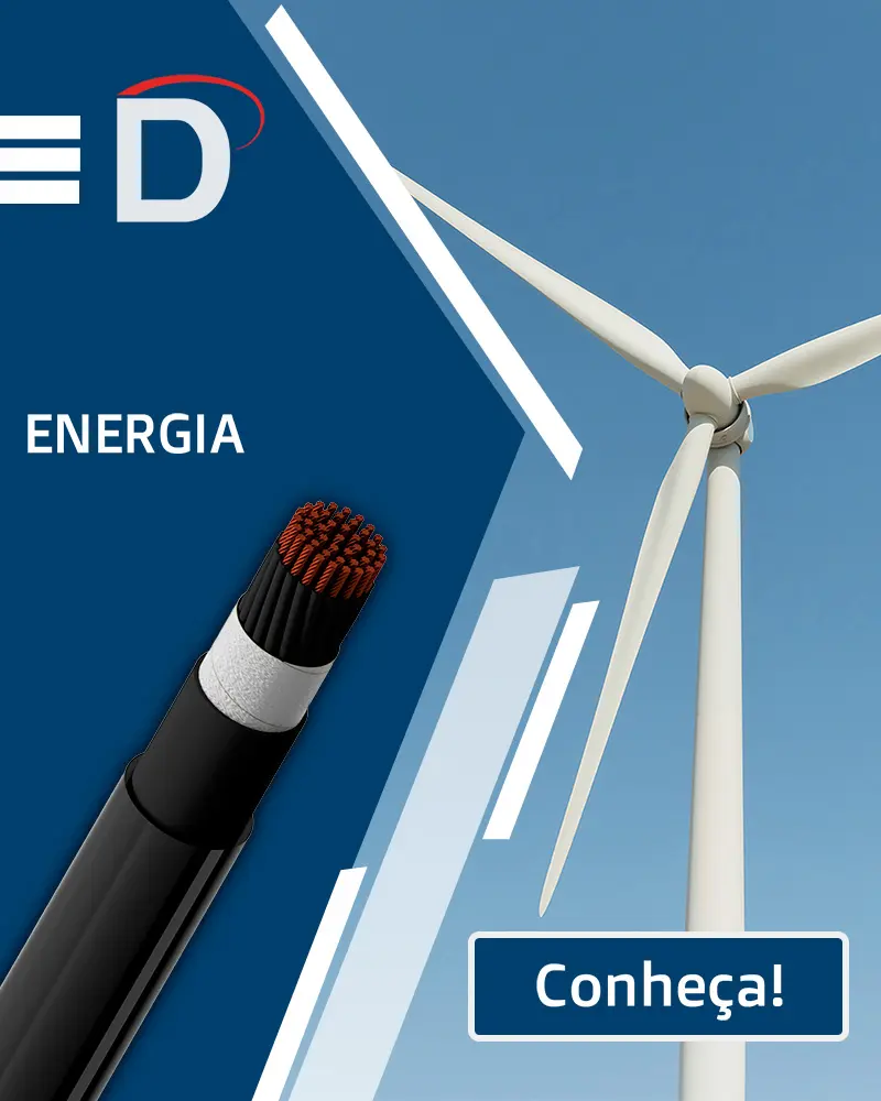 Cabo para instrumentos preto sobre um fundo branco, revelando uma camada interna de blindagem em trança de cobre e um fio de cobre central.