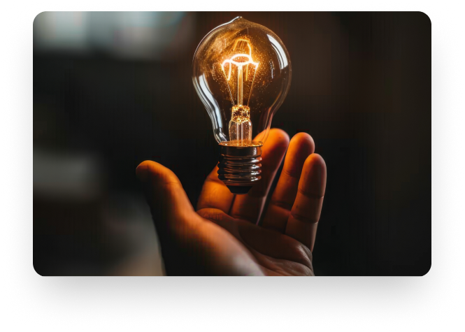 Lâmpada na mão de uma pessoa simbolizando ideias inovadoras.