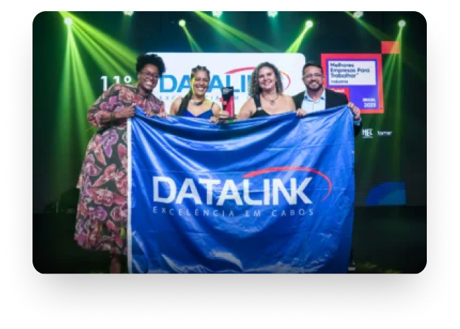 Datalink recebendo prêmio de melhores empresas para trabalhar.