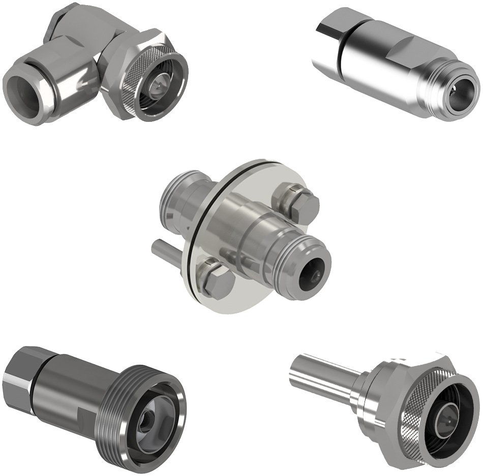 Diversos tipos de conectores de cabo coaxial metálicos sobre um fundo branco, incluindo adaptadores de ângulo reto e conectores retos com detalhes em vermelho, destacando a precisão do design e a funcionalidade para conexões seguras.