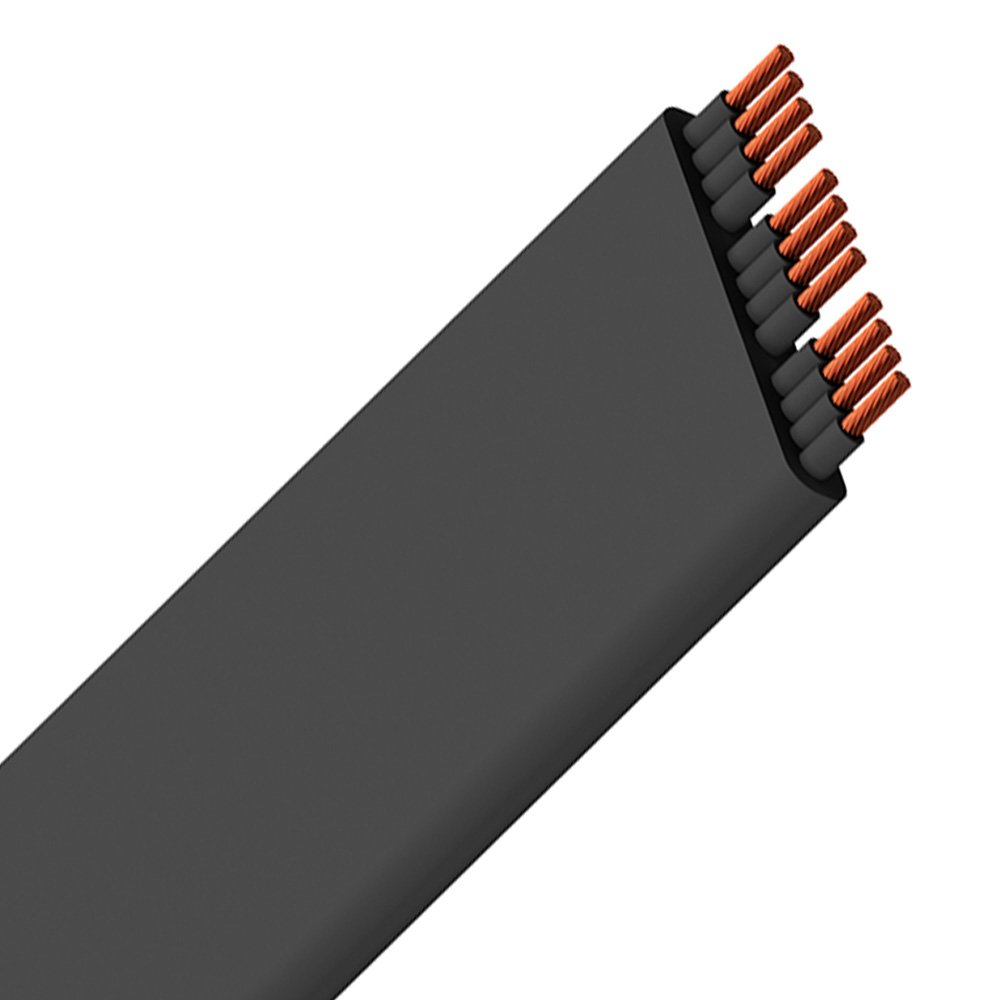 Cabo chato preto com várias fios menores internos, todos contra um fundo branco, destacando os condutores metálicos expostos.