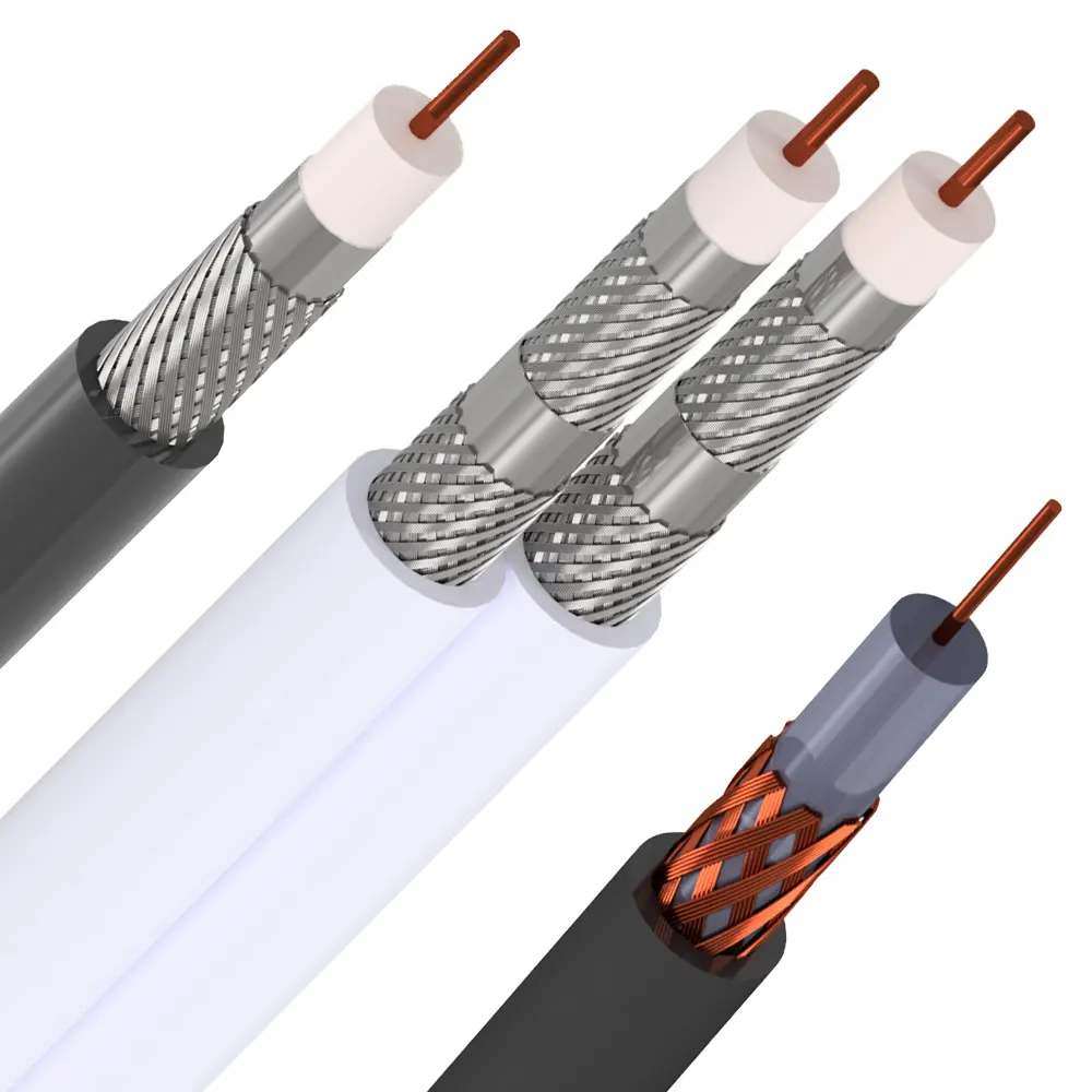 Três tipos de cabos coaxiais 75 Ohms com detalhes internos visíveis sobre fundo branco. Da esquerda para a direita: cabo coaxial preto com condutor de cobre e blindagem trançada em cobre; cabo coaxial condutor de cobre com blindagem trançada e cobertura externa preta; e cabo coaxial branco com condutores de cobre, e dupla blindagem trançada com fita aluminizada entre elas.